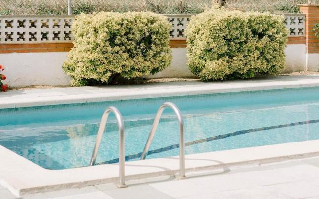 Imagen de archivo de una piscina privada.