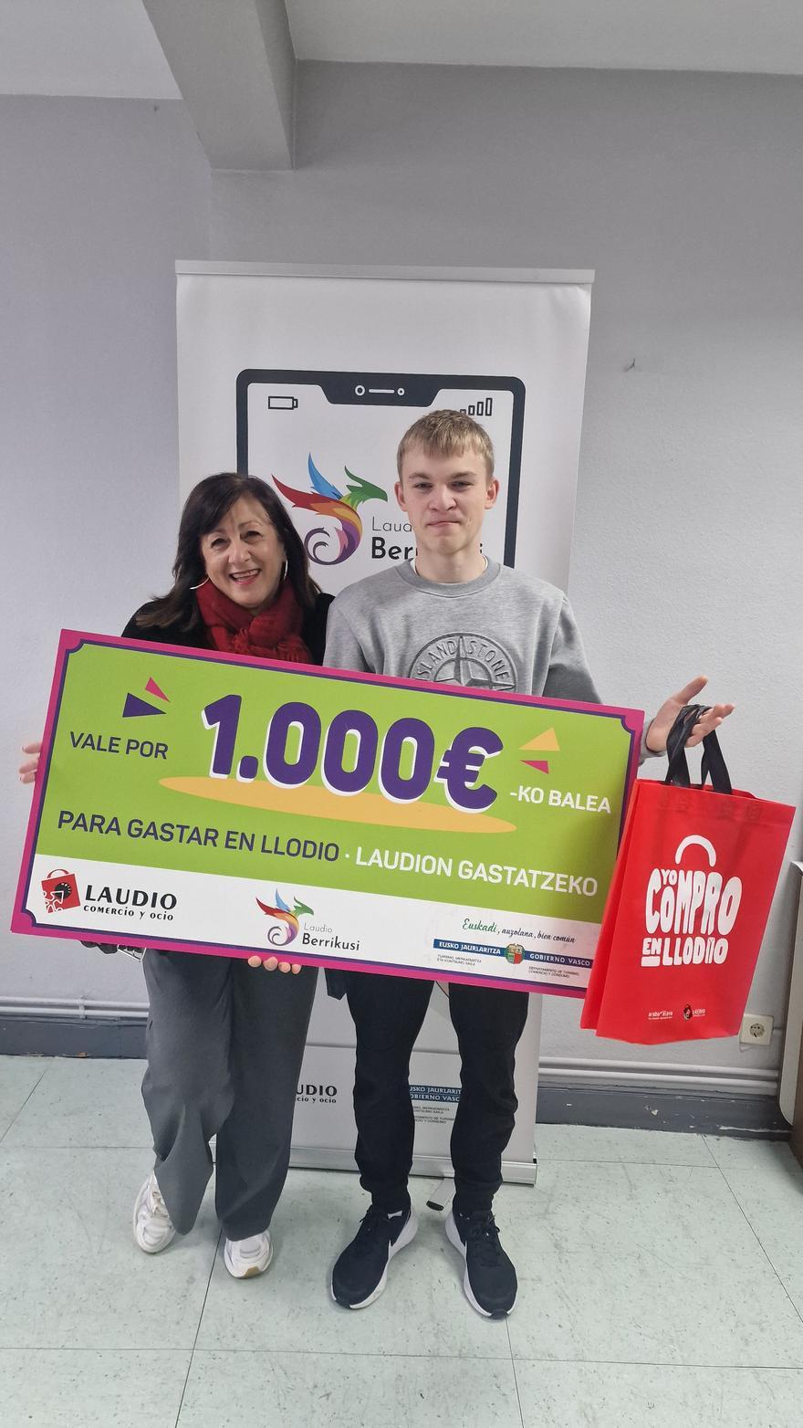 Ganadores del cheque de mil euros del sorteo de Navidad de Laudio Berrikusi 2025