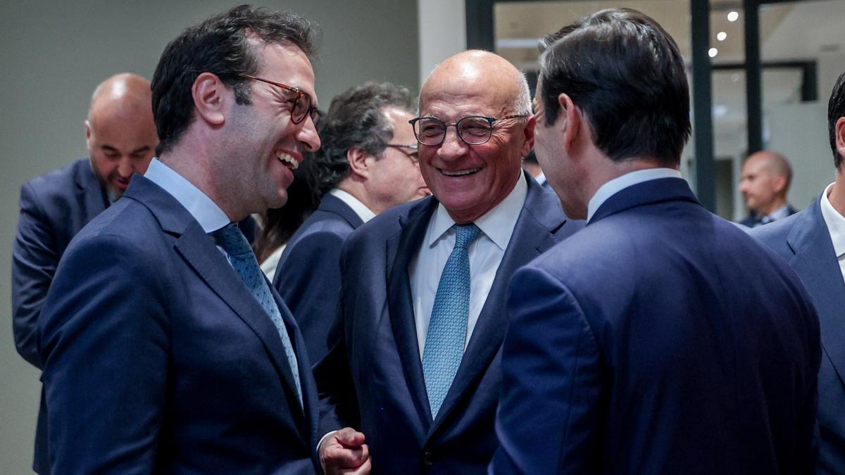El ministro de Economía, Carlos Cuerpo, charla con los presidentes de BBVA, Carlos Torres y Sabadell, Josep Oliu, el pasado año