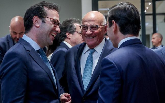 El ministro de Economía, Carlos Cuerpo, charla con los presidentes de BBVA, Carlos Torres y Sabadell, Josep Oliu, el pasado año / EP El ministro de Economía, Carlos Cuerpo, charla con los presidentes de BBVA, Carlos Torres y Sabadell, Josep Oliu, el pasado año