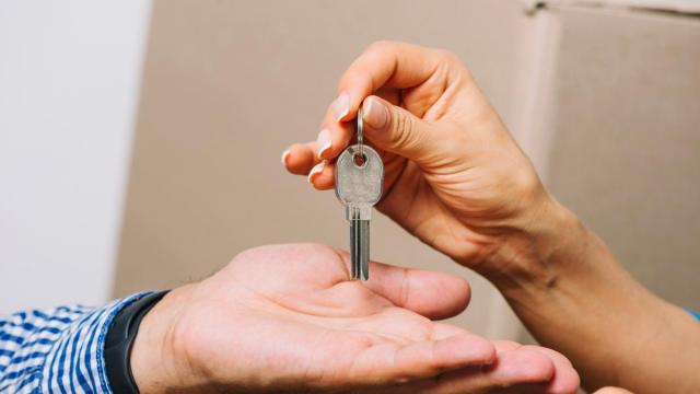 Entrega de llaves tras la firma de un contrato de alquiler.