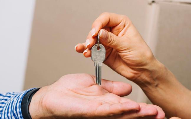 Entrega de llaves tras la firma de un contrato de alquiler.