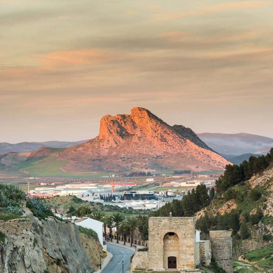 Antequera atardeciendo y de fondo la Peña de los Enamorados.