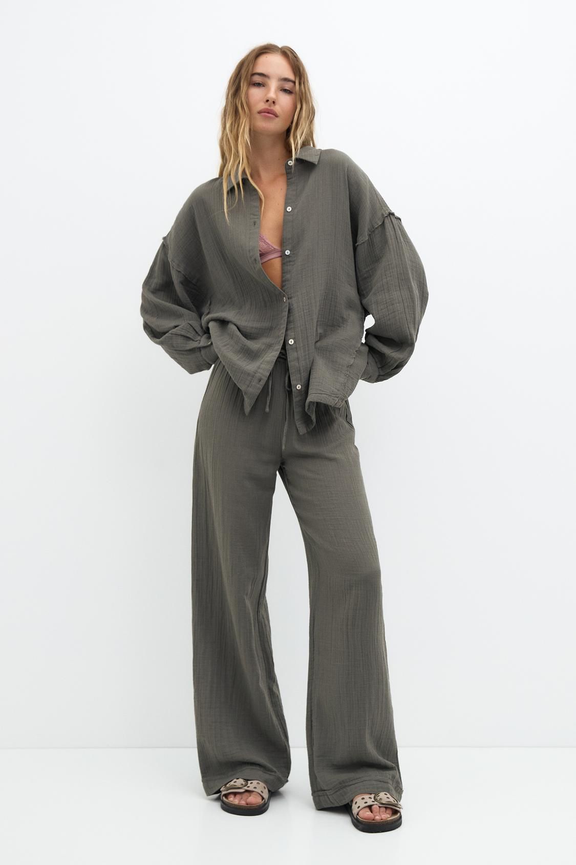 Camisa gris de Pull and Bear a juego con el pantalón (22,99 euros).