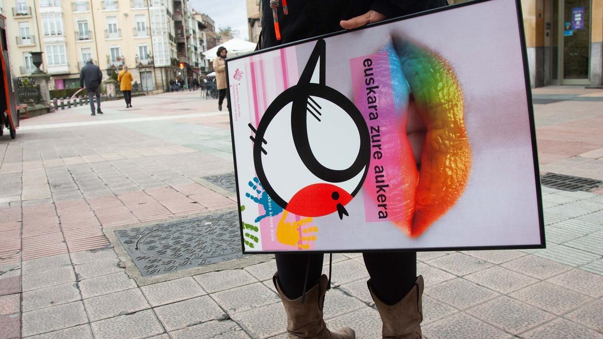 Inbertsio horrekin batera, Besarkatu euskara bezalako sentsibilizazio kanpainak egin dira, hizkuntza herritarrei gerturatzeko ikuspegi emozional, inklusibo eta aukeren ikuspegitik, bereziki oraindik ezagutzen ez dutenei zuzenduta.