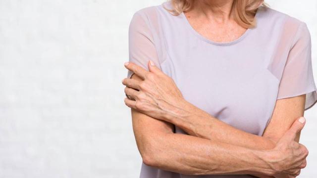 Primero plano de los brazos de una mujer mayor de 65 años