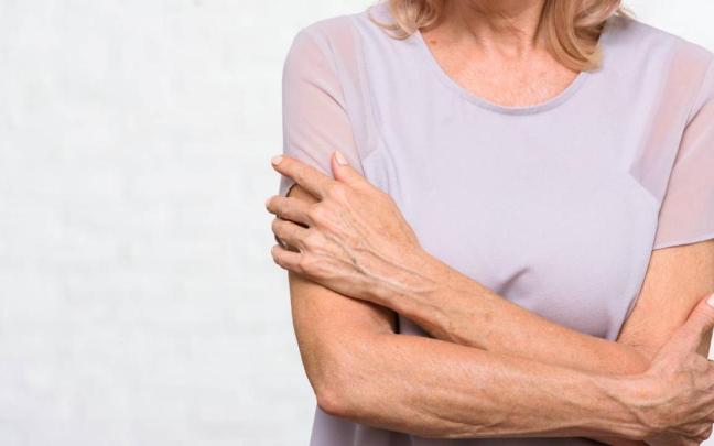 Primero plano de los brazos de una mujer mayor de 65 años