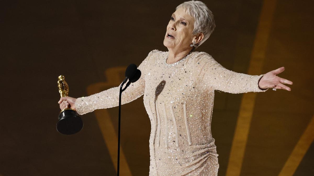 Jamie Lee Curtis celebra su Oscar.