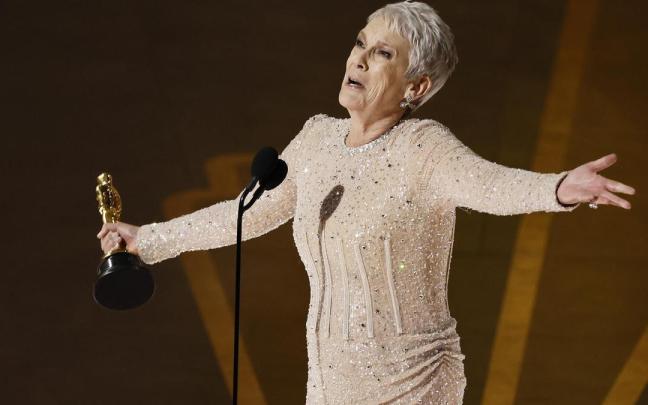 Jamie Lee Curtis celebra su Oscar. Jamie Lee Curtis celebra su Oscar.