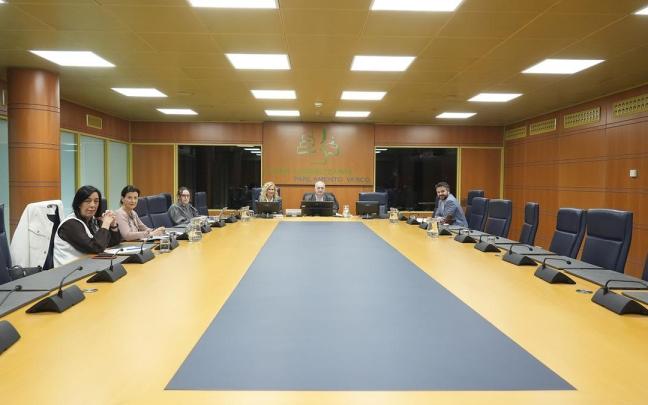 La ponencia para la mejora de la calidad democrática ha celebrado este martes en el Parlamento Vasco su primera reunión de trabajo