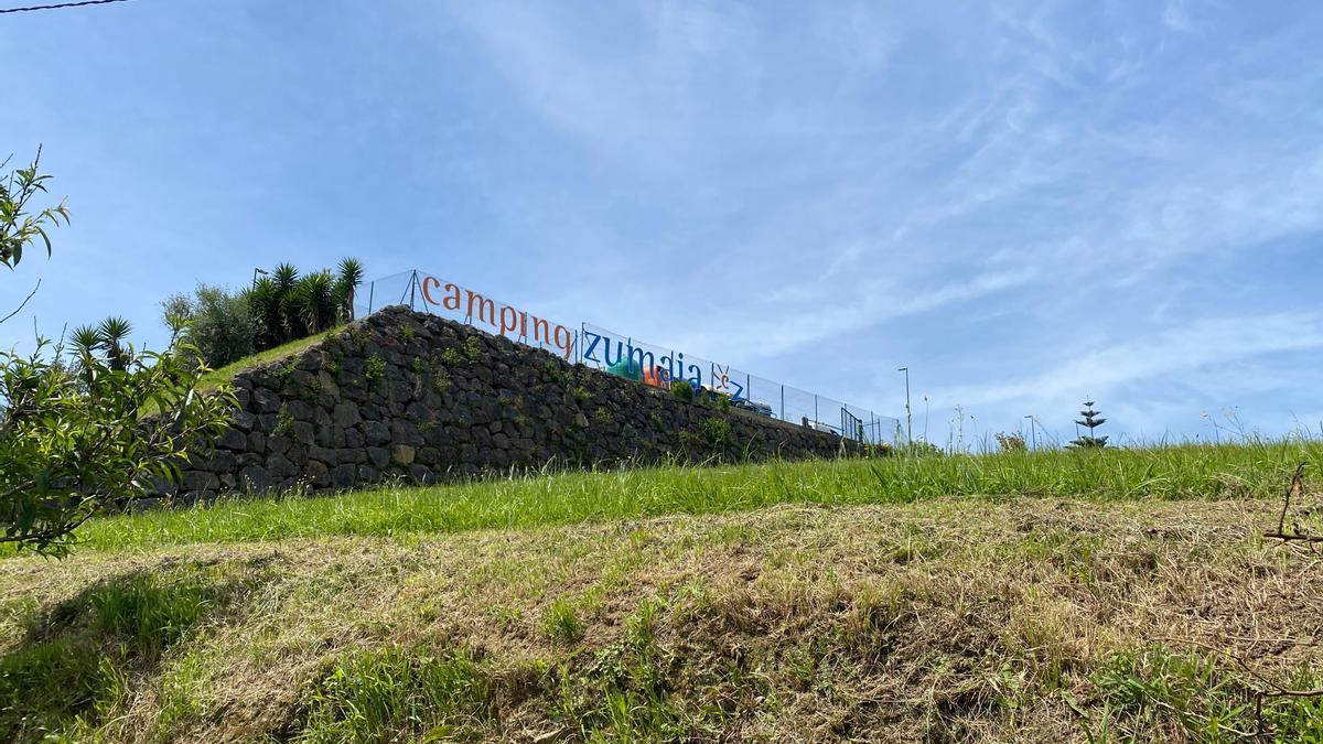 Letrero que se ve desde el exterior del camping de Zumaia.