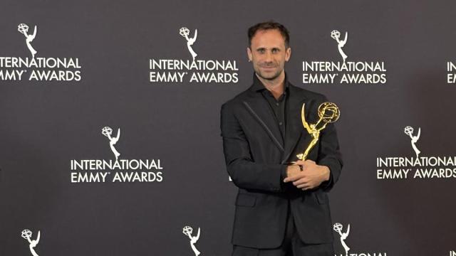 Oriol Pla posa con el Premio Emmy Internacional al mejor actor.