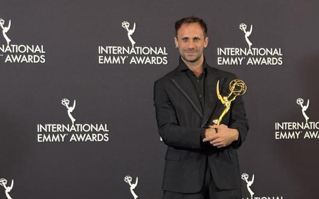 Oriol Pla posa con el Premio Emmy Internacional al mejor actor.