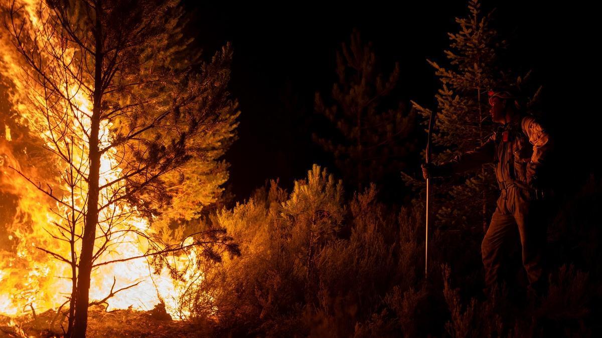Un bombero forestal trabaja en la extinción de un fuego en León.