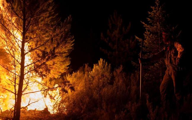 Un bombero forestal trabaja en la extinción de un fuego en León.