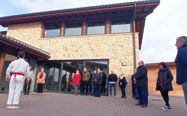 La nueva casa Errementari, ubicada en el n&uacute;cleo de Fika, cuenta con salas multiusos para diversas actividades y un bar.