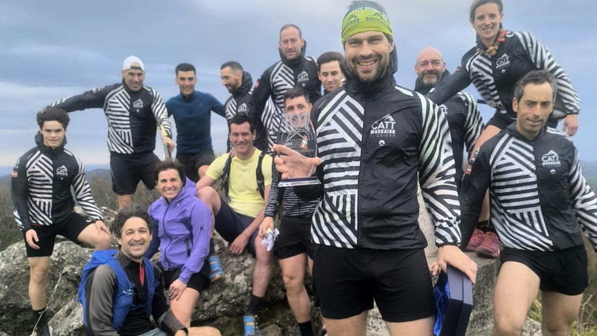 El montañero elgoibartarra con el trofeo que le entregaron en la cima de Karakate como recuerdo del desafío al puso final la tarde del viernes