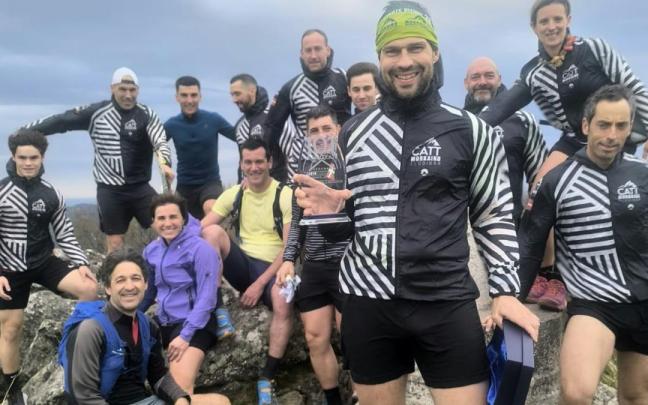 El montañero elgoibartarra con el trofeo que le entregaron en la cima de Karakate como recuerdo del desafío al puso final la tarde del viernes / Morkaiko M.E. El montañero elgoibartarra con el trofeo que le entregaron en la cima de Karakate como recuerdo del desafío al puso final la tarde del viernes