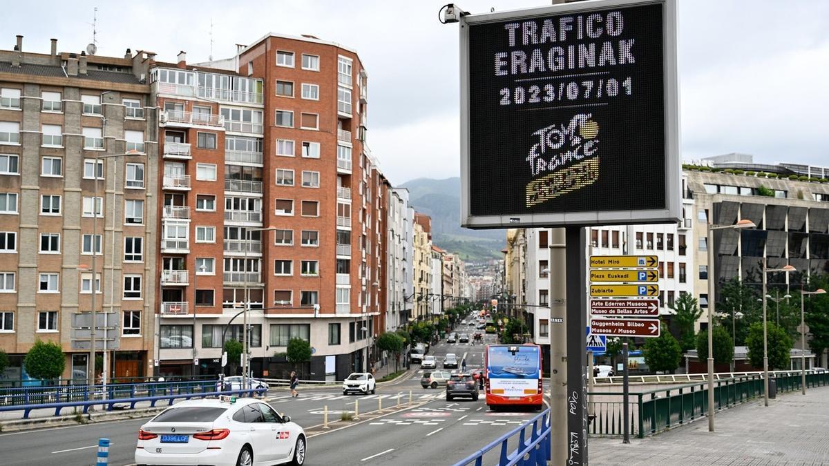 Un cartel informa de las restricciones de tráfico en el acceso a la calle Alameda Rekalde.