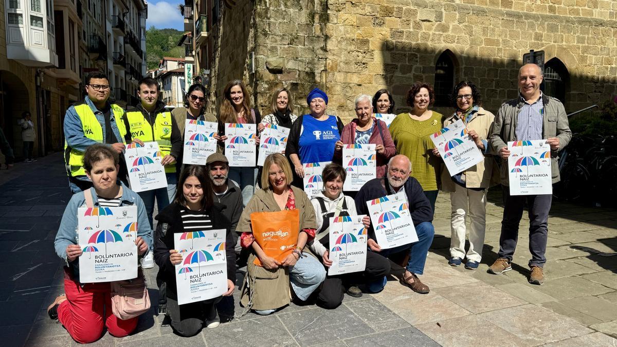 Jesus Arana, concejal de Políticas Sociales, Miren Gurrutxaga, coordinadora de Gizalde, y representantes de las diferentes asociaciones participantes en la feria del domingo.
