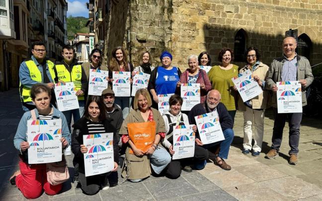Jesus Arana, concejal de Políticas Sociales, Miren Gurrutxaga, coordinadora de Gizalde, y representantes de las diferentes asociaciones participantes en la feria del domingo. / Udala Jesus Arana, concejal de Políticas Sociales, Miren Gurrutxaga, coordinadora de Gizalde, y representantes de las diferentes asociaciones participantes en la feria del domingo.