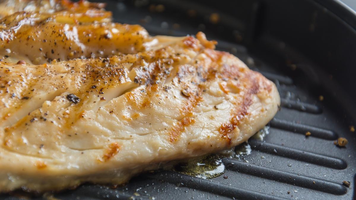 Una jugosa pechuga de pollo a la plancha.