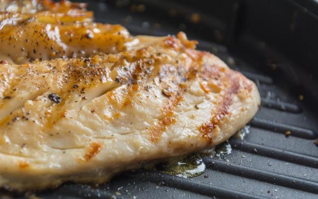 Una jugosa pechuga de pollo a la plancha.