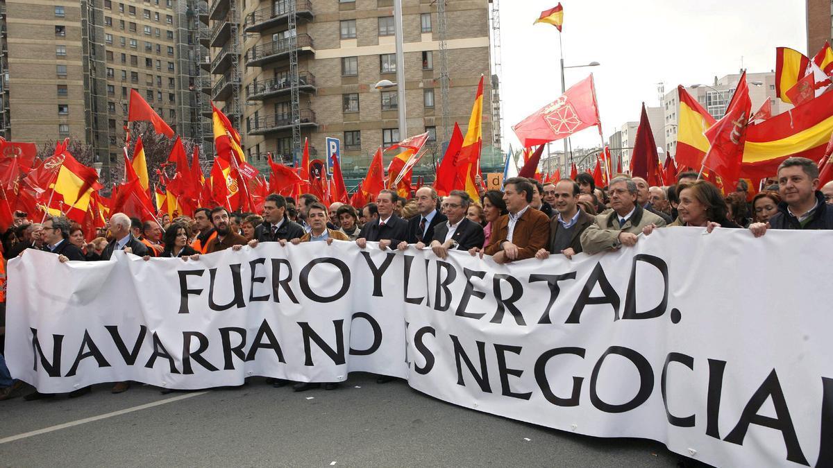 Fotos de la manifestación en 2007 en Pamplona con el lema "Fuero y Libertad. Navarra no es negociable"
