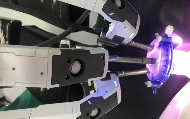 Una encuesta realizada por el Gobierno vasco revela que el 53% de la población estaría dispuesta a ser operada por un robot. Una encuesta realizada por el Gobierno vasco revela que el 53% de la población estaría dispuesta a ser operada por un robot.