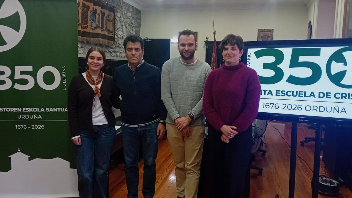 Representantes de la Santa Escuela de Cristo y del Ayuntamiento en la presentación de los actos del 350 aniversario