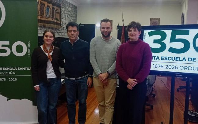 Representantes de la Santa Escuela de Cristo y del Ayuntamiento en la presentación de los actos del 350 aniversario