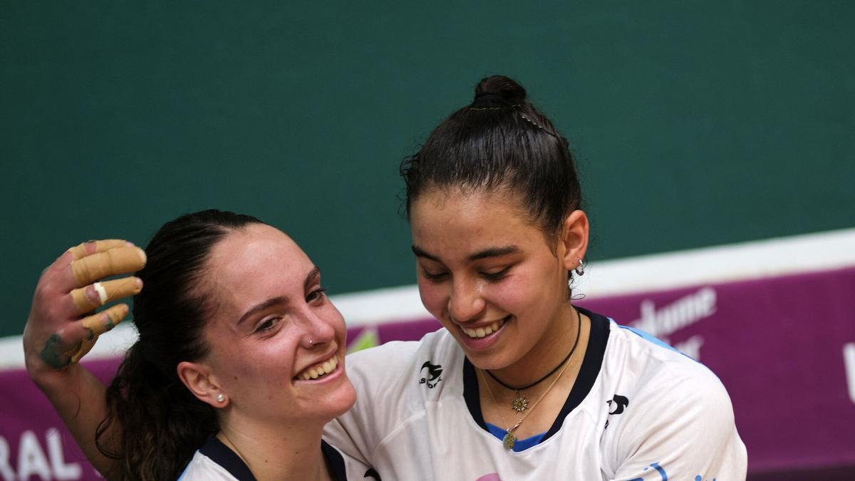 Laia Salsamendi y Ane Mendiburu, de 18 y 19 años, ganan el Abierto de Nafarroa al batir en la final a Alday y Arrillaga (16-22) en un Labrit abarrotado
