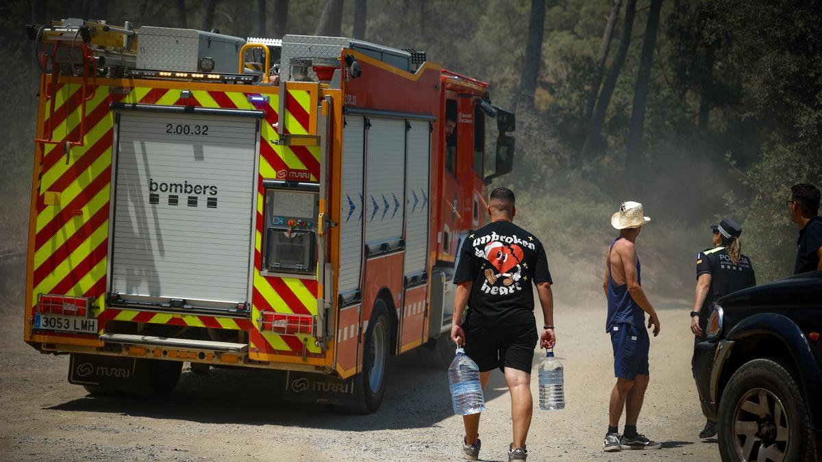 Bomberos desplazados al incendio en Catalunya el 7 de julio.