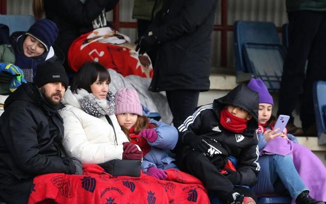 Aficionados rojillos se protegen del frío.