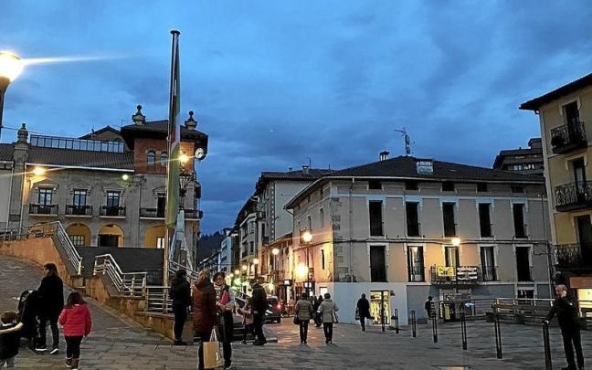 Beasaindarras pasean por el centro de la localidad.