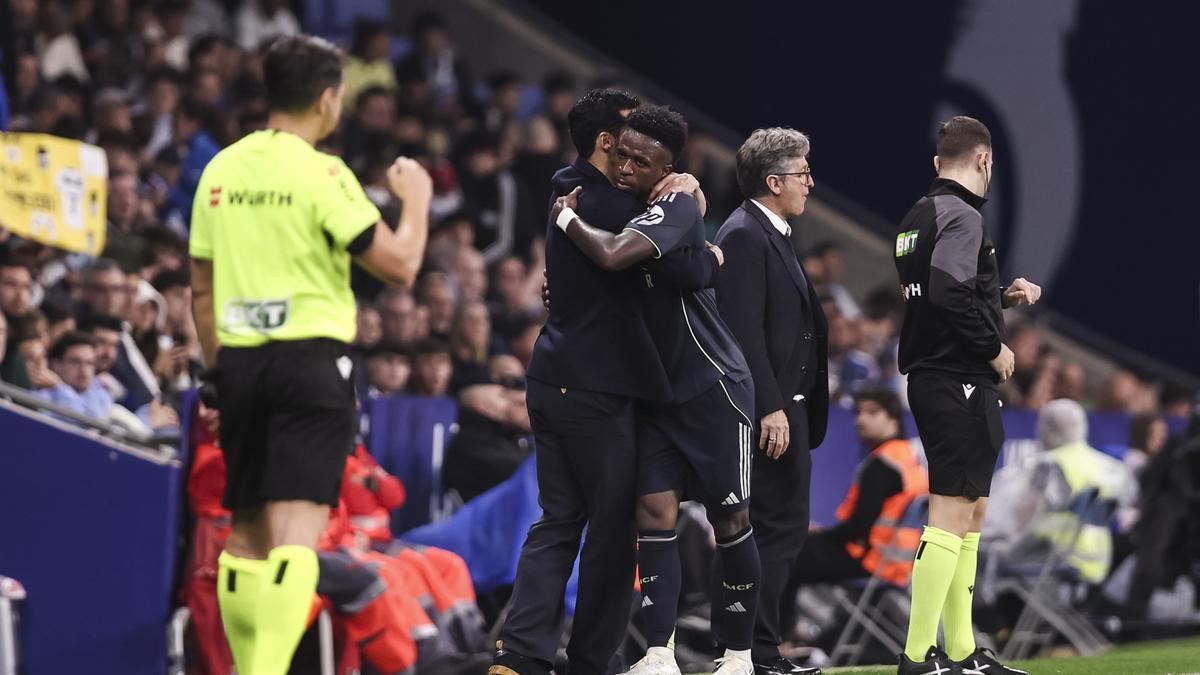Álvaro Arbeloa abraza a Vinicius durante el partido contra el Espanyol.