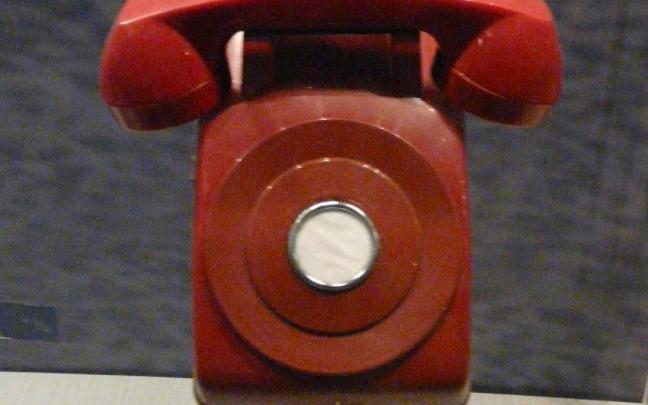 Representación del ‘teléfono rojo’ utilizado entre Washington y Moscú.