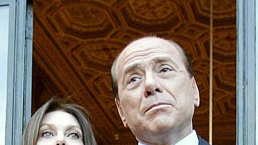 Silvio Berlusconi con su mujer Veronica