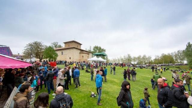 Gasteizko Udalak eta Vital Fundazioak 50.000 edalontzi berrerabilgarri banatuko dituzte lehen aldiz San Prudentzion.