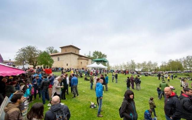 Gasteizko Udalak eta Vital Fundazioak 50.000 edalontzi berrerabilgarri banatuko dituzte lehen aldiz San Prudentzion.