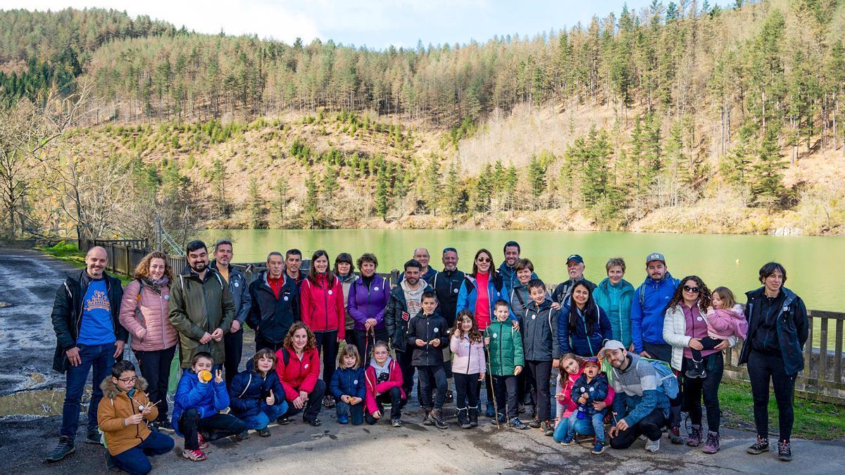 Algunos de los participantes, en el embalse de Barrendiola