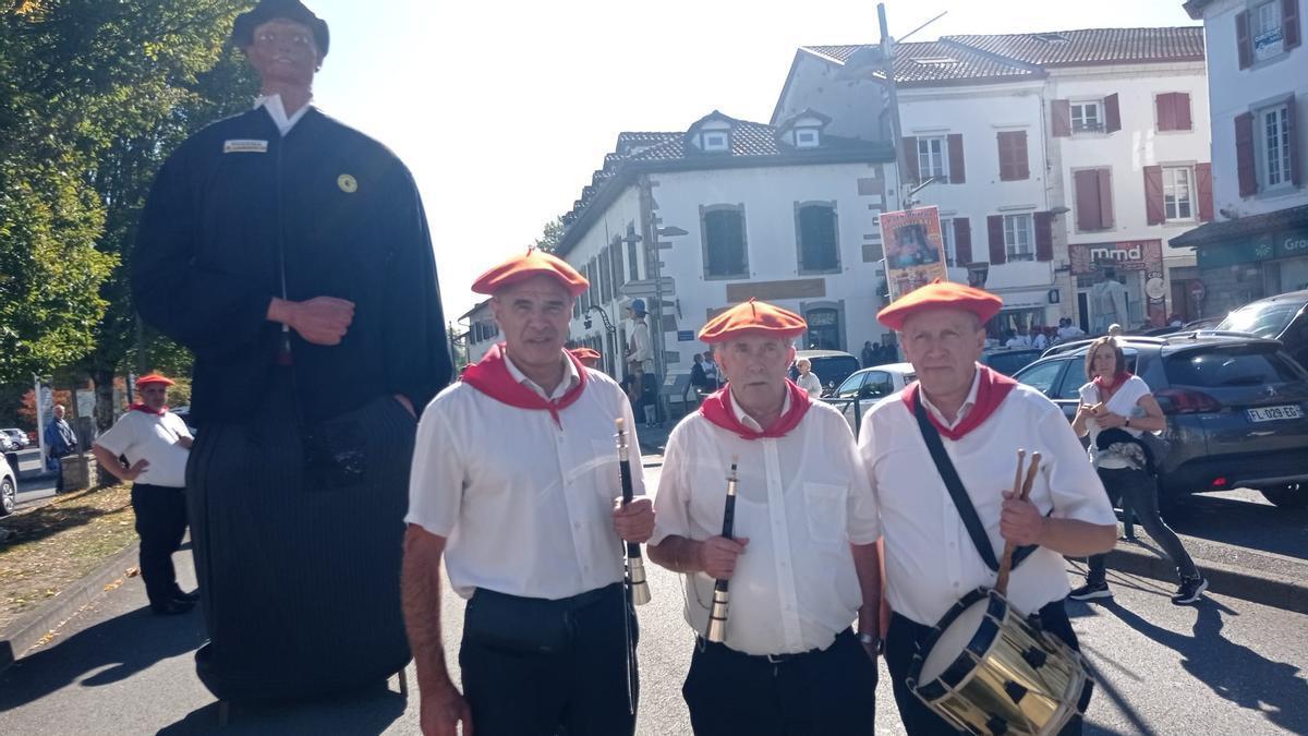 El trío de veteranos y pieza clave festiva, Edu Abarrategi y los hermanos Esteban y Enrike Dolara.