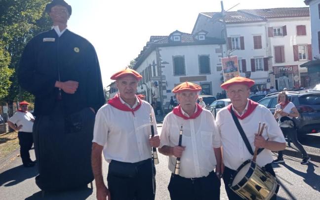 El trío de veteranos y pieza clave festiva, Edu Abarrategi y los hermanos Esteban y Enrike Dolara.