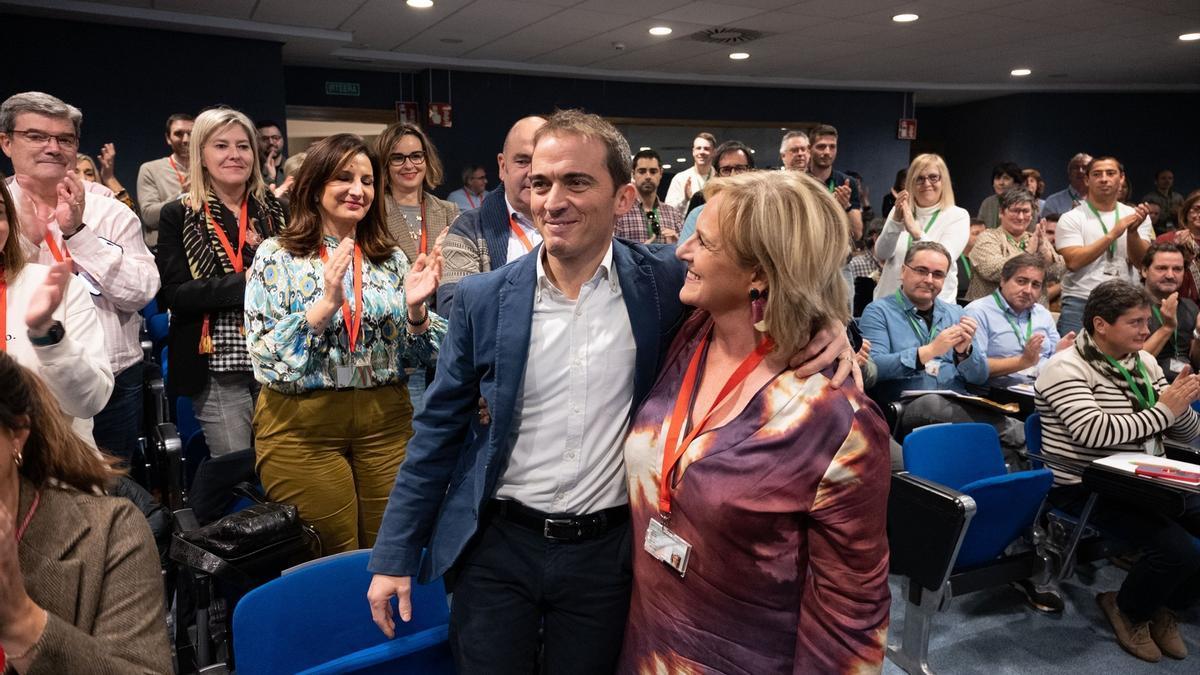 El nuevo presidente del BBB, Iñigo Ansola, y la expresidenta del BBB, Itxaso Atutxa, durante la Asamblea Territorial del PNV de Bizkaia.