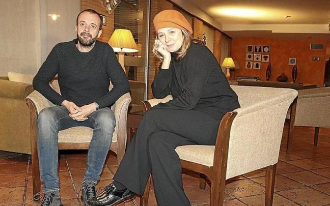 El director de la Consagración de la Primavera, Fernando Franco, y la actriz Emma Suárez ayer en Tudela. El director de la Consagración de la Primavera, Fernando Franco, y la actriz Emma Suárez ayer en Tudela.