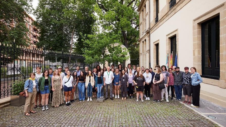 Ateak Ireki programako parte hartzaileak Eusko Legebiltzarrean.