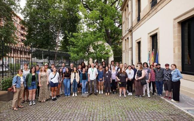 Ateak Ireki programako parte hartzaileak Eusko Legebiltzarrean.