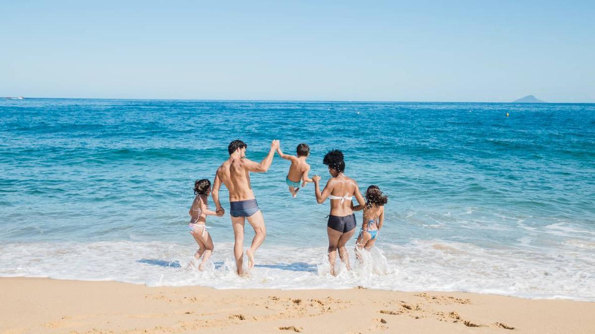 Consejos para ir a la playa con niños este verano y disfrutar en familia