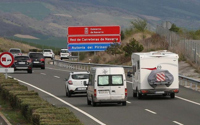 Coches y caravanas, circulando por la Autovía del Pirineo en la segunda operación salida de las vacaciones de verano.