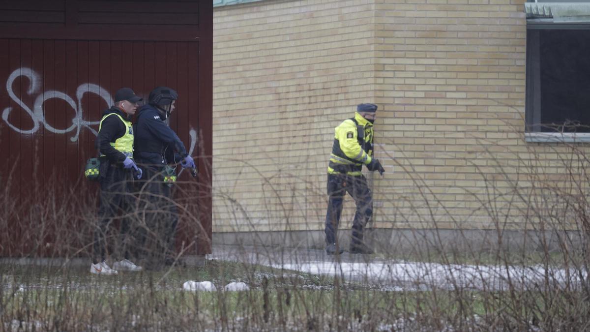 Agentes de la Policía sueca desplegados en la escuela de Västhaga en Örebro, al oeste de Estocolmo.